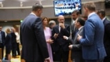 Francuski ministar vanjskih poslova Jean-Noel Barrot (u sredini) razgovara s evropskim kolegama u Briselu 23. juna.