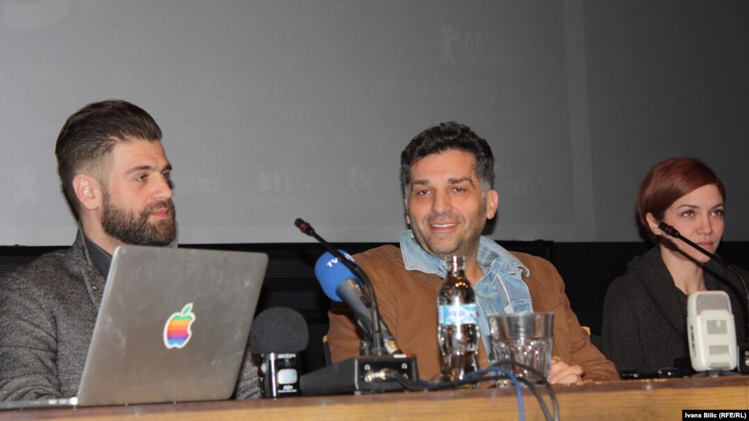 Danis Tanović (u sredini) sa ekipom filma "Smrt u Sarajevu"