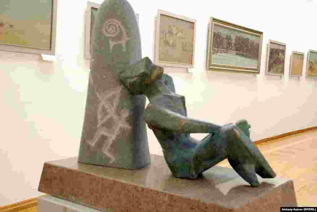 Скульптура &laquo;Раздумье&raquo; с другой стороны.