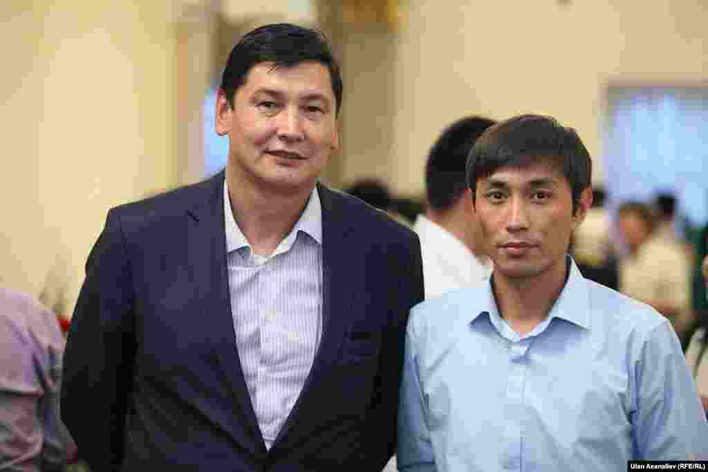 Продюсер молодежной телепрограммы "Азаттык+" Омурбек Сатаев и оператор "Азаттык+" Жанарбек Жолдошбаев