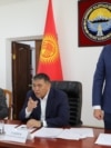 Президенттин Нарын облусундагы мурдагы өкүлү Алтынбек Эргешов, УКМКнын төрагасы Камчыбек Ташиев, президенттин Иш башкармалыгынын башчысы Каныбек Туманбаев. Нарын шаары. 25-июнь, 2025. 