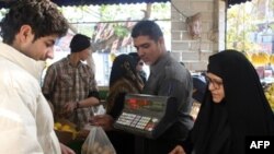 دولت ايران در حال حاضر چيزی کمتر از ۹ ميليارد دلار موجودی مالی دارد تا بتواند ضمن پرداخت بدهی های خارجی، مواد مصرفی و کالاهای اساسی را نيز وارد کند.(عکس:AFP)