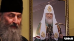 Глава УПЦ (Московського патріархату) митрополит Онуфрій (Березовський) у своїй резиденції в Києво-Печерській лаврі. А на стіні – портрет Московського патріарха Кирила, глави Російської православної церкви. Київ, 4 січня 2017 року