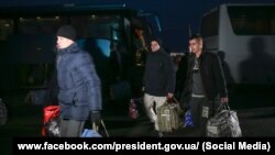 Під час обміну утримуваними особами між Україною і російськими гібридними силами в Донецькій області, 29 грудня 2019 року