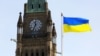 Український прапор перед Вежею миру на Парламентському пагорбі у день виступу президента Володимира Зеленського в парламенті Канади. Оттава, 15 березня 2022 року