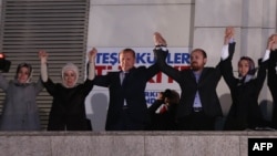 اردوغان (در وسط) همراه خانواده‌اش در بامداد روز دوشنبه در آنکارا