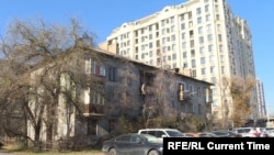 Один из старых многоквартирных домов в Бишкеке (на переднем плане)