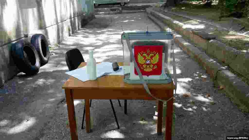Проголосувати в Севастополі можна було не тільки на дільниці, а й на вулиці, біля пляжу, в під&#39;їзді і навіть посеред дороги