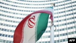 پرچم ایران در مقابل مقر مرکزی آژانس بین‌المللی انرژی اتمی در وین، اتریش