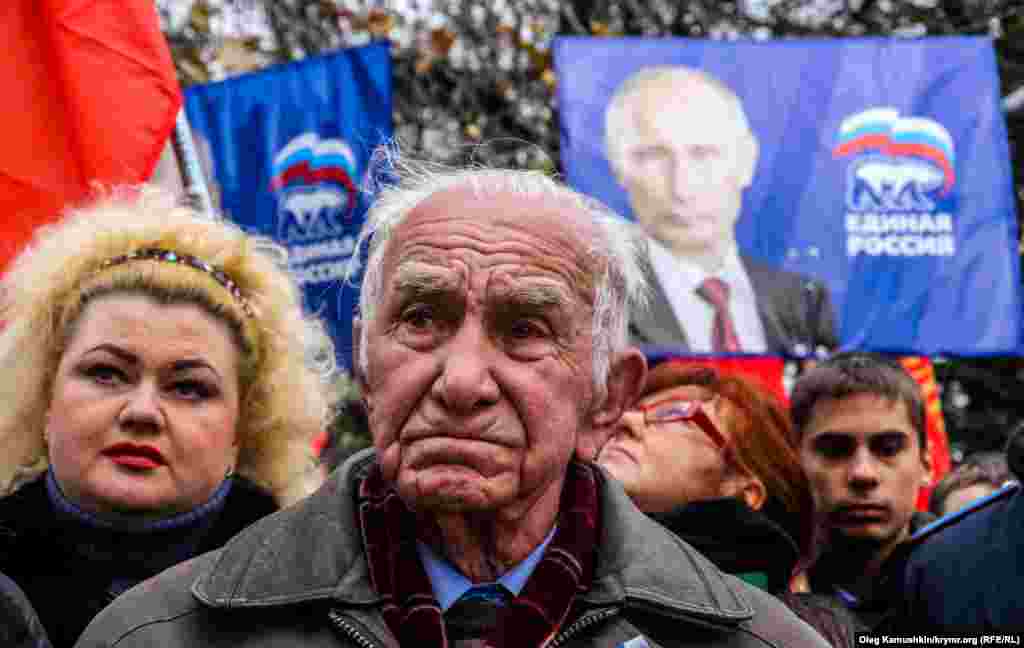 На мітингу було багато символіки «Єдиної Росії» і портрети Володимира Путіна