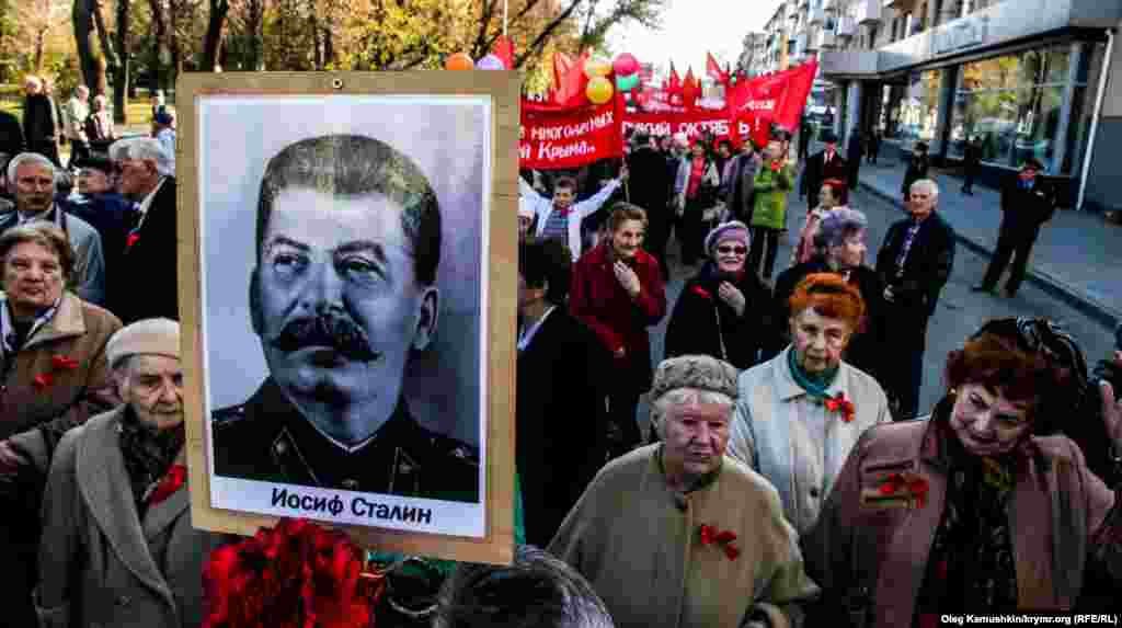 Парад на честь 97-ї річниці Жовтневої революції у Симферополі, 7 листопада 2014 року