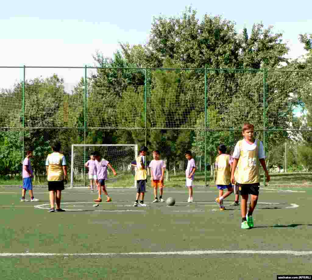 "Köpetdag" stadionynda çagalar top oýnaýarlar