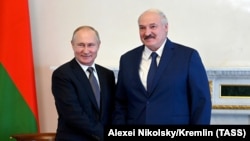 Санкт-Петербург, Росія, 13 липня 2021 року: президент Росії Володимир Путін (ліворуч) та Олександр Лукашенко