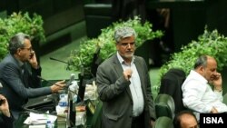 شورای نگهبان پیشتر از آقای صادقی به دلیل سخنانش درباره «واسطههای تایید صلاحیت» شکایت کرده بود.