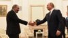 Президент России Владимир Путин (справа) приветствует премьер-министра Армении Никола Пашиняна в Кремле, Москва, 13 июня 2018 г.