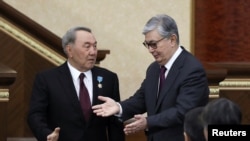 Касым-Жомарт Токаев (оңдо) жана Нурсултан Назарбаев. 2019-жыл, 20-март.
