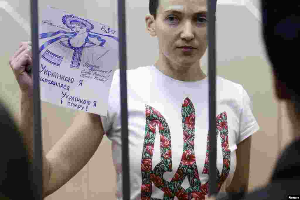 Надія Савченко у залі Басманнського суду Москви, 13 травня 2015 року. Суд продовжив термін арешту Савченко.