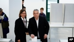Premierul Viktor Orban, în momentul votului, alături de soția sa.