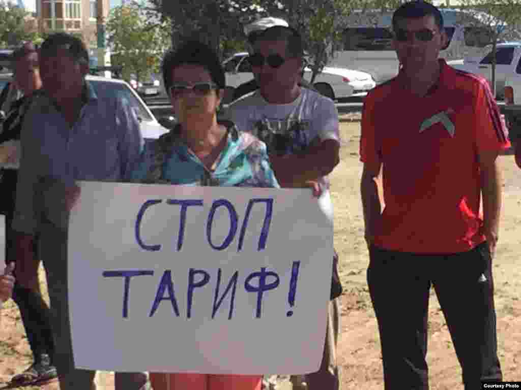 Наразылық жиынына қатысушылардың бірі "Тариф, тоқта!" деген жазу ұстап тұр. Атырау, 20 қыркүйек 2015 жыл.