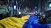 Український прапор під час опозиційного мітингу в Грузії, ілюстративне фото, 2024 рік