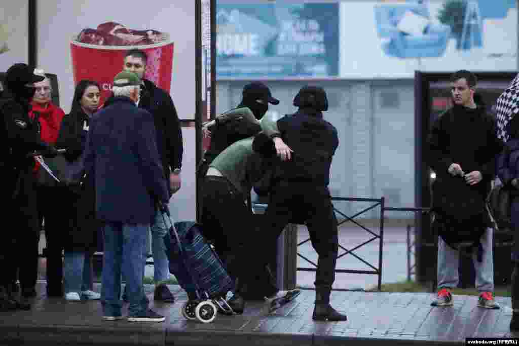 Ды прыпынку каля гіпэрмаркета «Карона» на Кальварыйскай прыехала чарга з мініаўтобусаў сілавікоў, якія пачалі затрымліваць людзей, даглядаць машыны. Хлопца на фота затрымалі, калі ён чакаў аўтобуса