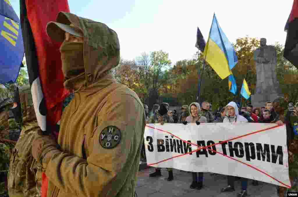 У Львові пройшов «Марш справедливості» на підтримку політв'язнів та проти «диктаторських законів». Близько 100 учасників маршу, організованого правими силами та представниками добровольчих батальйонів, пройшли вулицями міста. Львів, 30 жовтня 2016 року