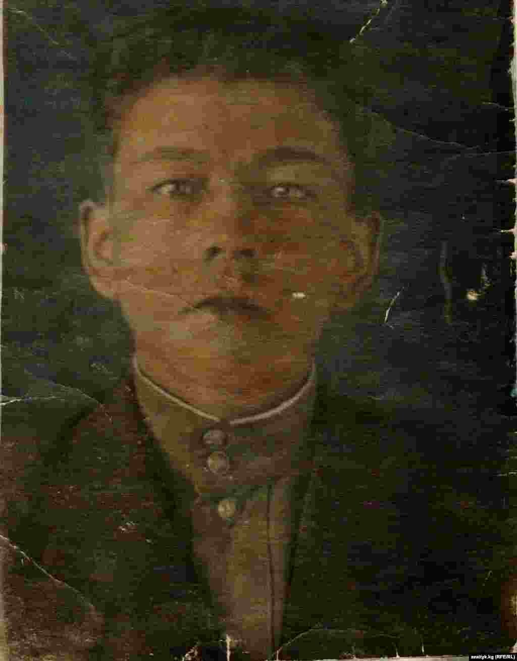 1923-жылы Ысык-Көлдүн Саруу айылында туулган Асек Урмамбетов майданга 1943-жылдын июнь айында кирген. Ал согушта Украинада, Беларуста, Балтика боюнда жүргөн. 1944-жылы бутунан жарадар болуп, үч айдан кийин бутун кесип салышкан. Урмамбетов кыргыз коомчулугуна акын катары да белгилүү. 75 жашында ыр жазып баштаган ардагер бир канча китептин автору. Учурда ал Бишкек шаарында жашайт. (Жеке архивдеги сүрөт) 