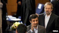 محمود احمدی‌نژاد و علی لاریجانی در نشست مشترک دولت و مجلس در تیرماه ۸۹