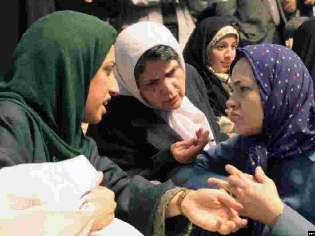 هاله سحابی در حال گفت و گو با نرگس محمدی (چپ) از فعالان ملی - مذهبی
