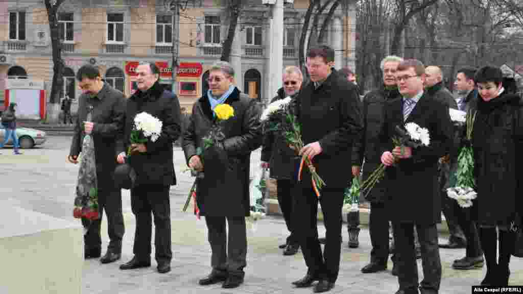 Liderii Partidului Liberal, cu flori, la monumentul Voievodului cel Sfânt.