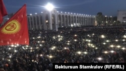 Bişkekde saýlaw netijelerine garşy geçirilen ýöriş. Oktýabr, 2020.