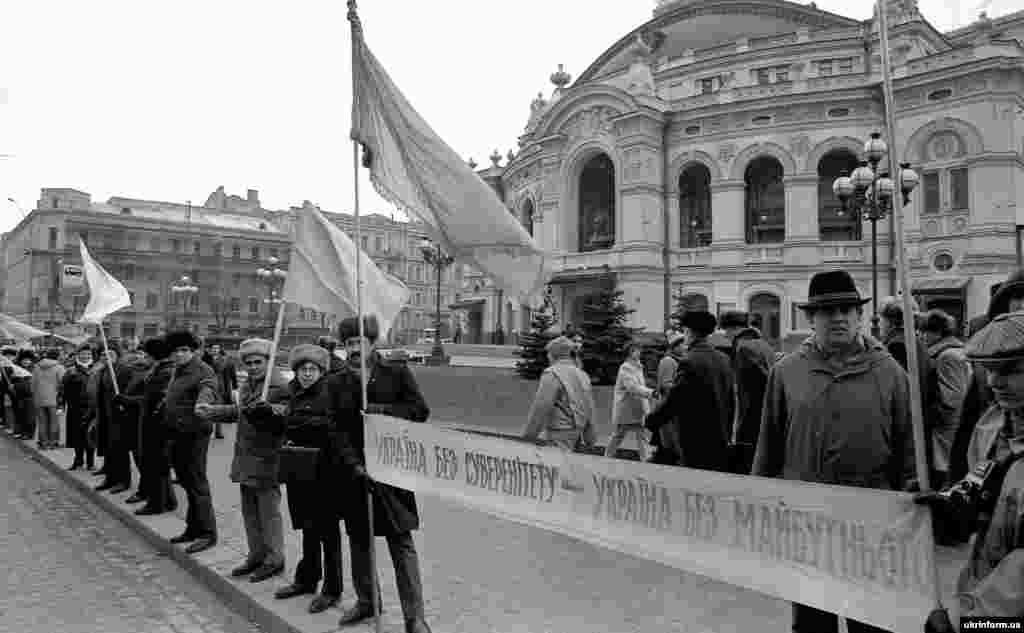 Люди в Киеве возле Национального театра оперы и балета имени украинского поэта Тараса Шевченко. В советский период подавлялось проявление украинской языковой, культурной и религиозной идентичности