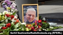 Портрет і квіти на місці загибелі Павла Шеремета в Києві, 20 липня 2016 року