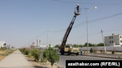 Köçedäki elektrik simler bejerilýär. Aşgabat (arhiw suraty)