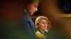 Predsednica Evropske komisije Ursula fon der Lajen (u sredini) i evropski komesar za proširenje Oliver Varhelji (levo), učestvuju na konferenciji za medije posle sastanka u sedištu EU u Briselu, petak, 17. jun 2022. 