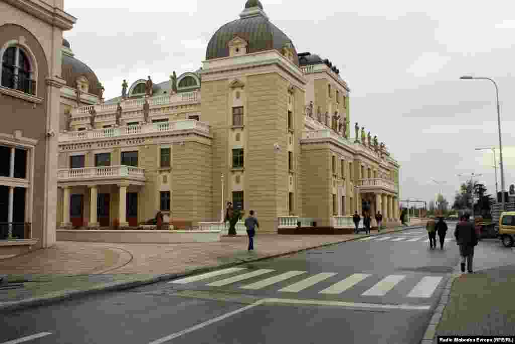 Teatryň täze replikasy
