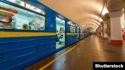 КМДА: до завершення урочистих заходів із нагоди Дня Незалежності входи та виходи зі станцій метро «Майдан Незалежності» та «Хрещатик» на вулицю Інститутську зачинять
