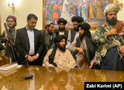 «Talyban» söweşijileri Owganystanyň prezident köşgünde. 2021-nji ýylyň 15-nji awgusty. Bu wagta çenli Aşraf Gani eýýäm ýurtdan çykyp gaçypdy.