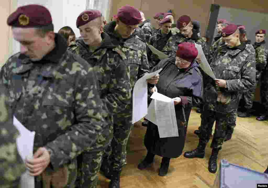 Кезектен тыс парламент сайлауына дауыс беру үшін Киевтегі сайлау учаскесіне келген Украина азаматтары. 26 қазан 2014 жыл.
