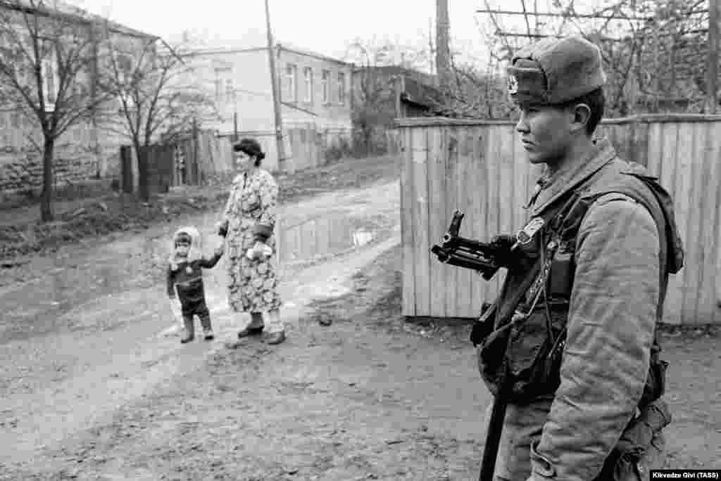 Радянський солдат стоїть на сторожі в Цхінвалі в грудні 1990 року. Москва направила до Південної Осетії контингент військ МВС СРСР, щоб «запобігти сутичкам та кровопролиттю», але Тбілісі висловив протест проти цього «втручання» Кремля і відправив туди своїх бійців