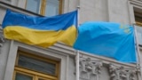 «Два прапори – одна країна». Український державний і кримськотатарський національний прапори на флагштоках перед будівлею МЗС України у Києві