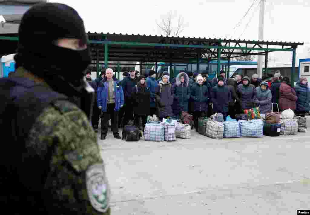 Бранці контрольованих Росією збройних угруповань чекають на відправлення на український бік в рамках домовленостей про обмін утримуваними, яких було досягнуто на «нормандській зустрічі» між Путіним т)і Зеленським. Обмін відбувся за формулою «76 на 124», 76 – українці, звільнені з полону бойовиків. Горлівка, 29 грудня 2019 року