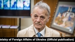 Mustafa Cemilev qırımtatar halqı genotsidiniñ 77 yılına bağışlanğan sergide. Kyiv, 2021 senesi mayısnıñ 18-i