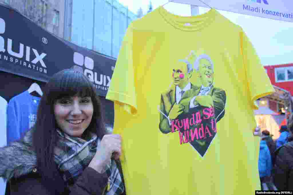 На футболці карикатурні зображення президента Росії Володимира Путіна і президента Чехії Мілоша Земана