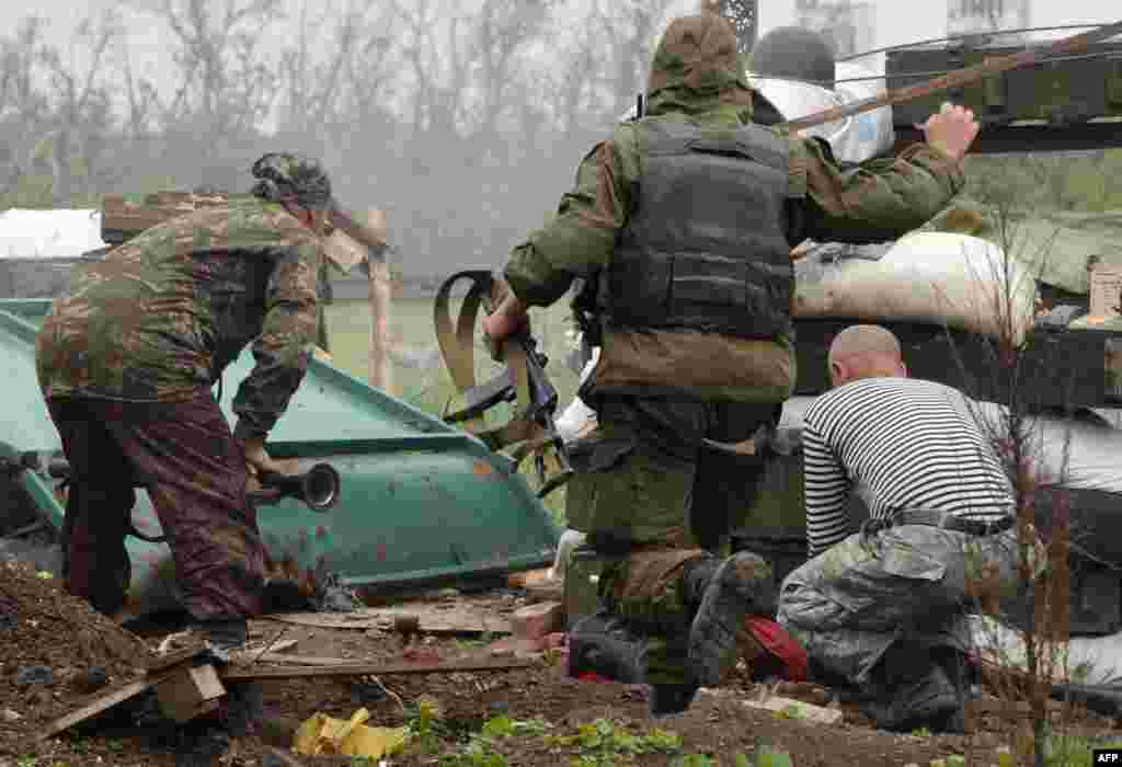 Українські військові на передовій позиції неподалік Донецька, 30 травня 2015 року