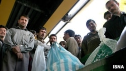مرکز آمار ايران بيکار را فردی جويای کار می‌داند که نمی‌تواند با وجود درخواست خود، کاری بيابد.