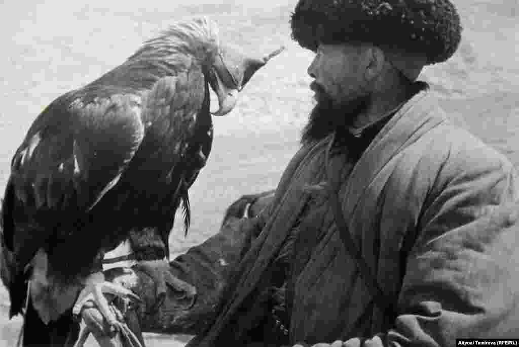 Бүркүтчөн кыргыз. 