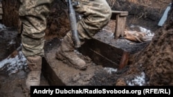 Повідомляється, що стан пораненого військового стабільний