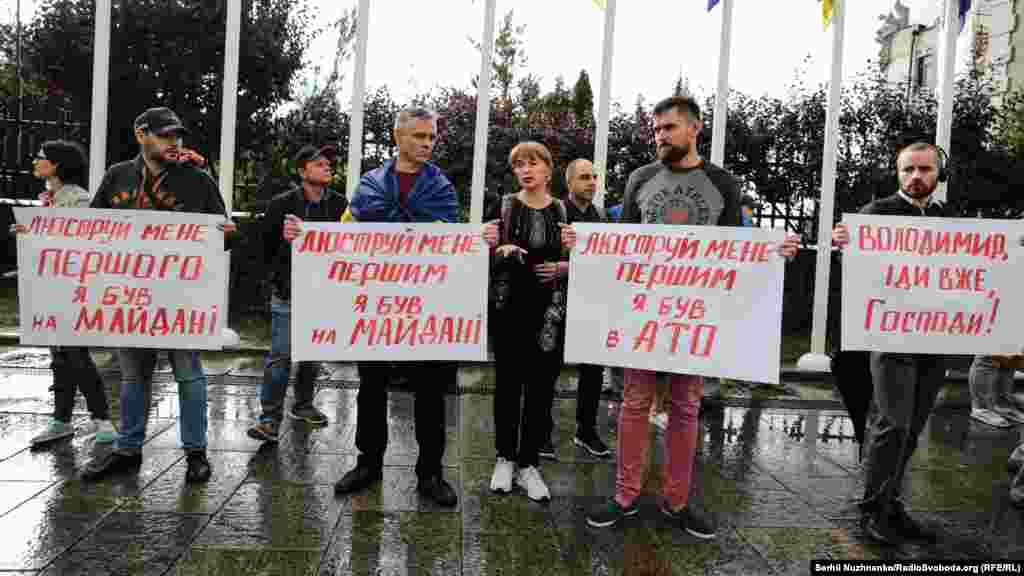 Акція «Люструй мене першим» біля Офісу президента України. Київ, 12 липня 2019 року НА ЦЮ Ж ТЕМУ