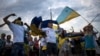 Молоді люди під час флешмобу на підтримку армії України неподалік міста Ізюм, що на Харківщині, 12 липня 2014 року